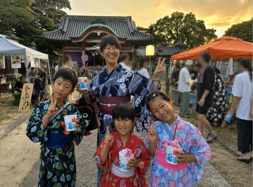 縁日で家族そろって浴衣を着ている写真