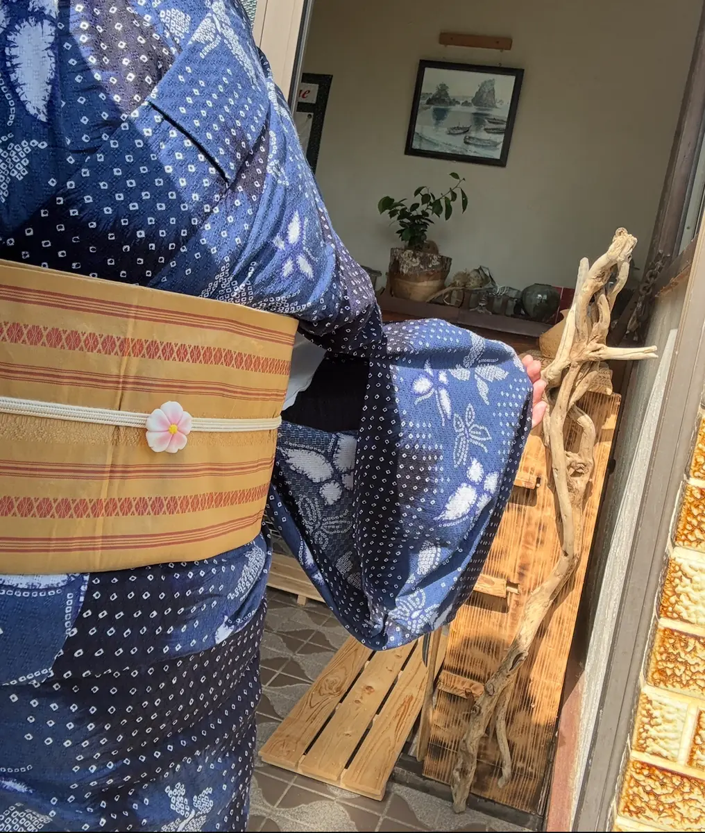 藍色の浴衣と帯留めを身につけて出かけた日の写真